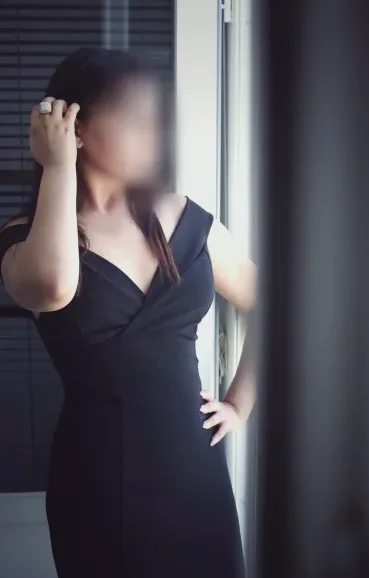 Amina, 37